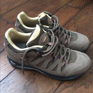 EUC LOWA Jannu LO Ls Boot size 7.5